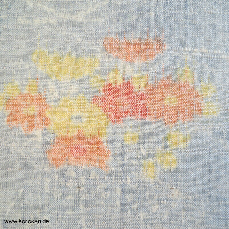 Blüten auf hellblau Kasuri Tsumugi Seide Kimono Stoffrolle