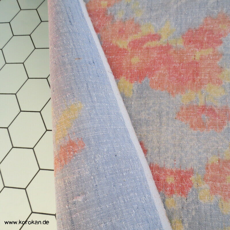 Blüten auf hellblau Kasuri Tsumugi Seide Kimono Stoffrolle