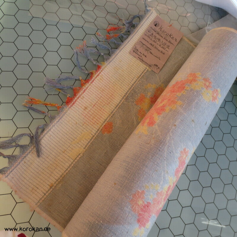 Blüten auf hellblau Kasuri Tsumugi Seide Kimono Stoffrolle
