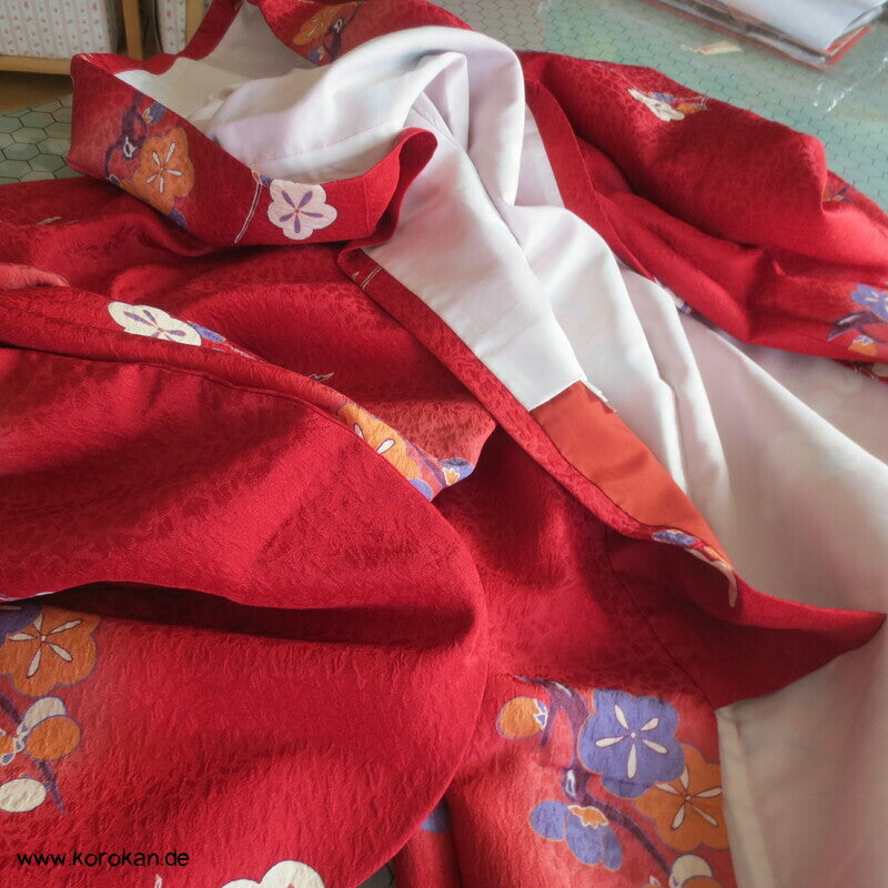 japanischer Ume Blüten auf dunkelrot Chu Furisode - Synthetik, waschbar