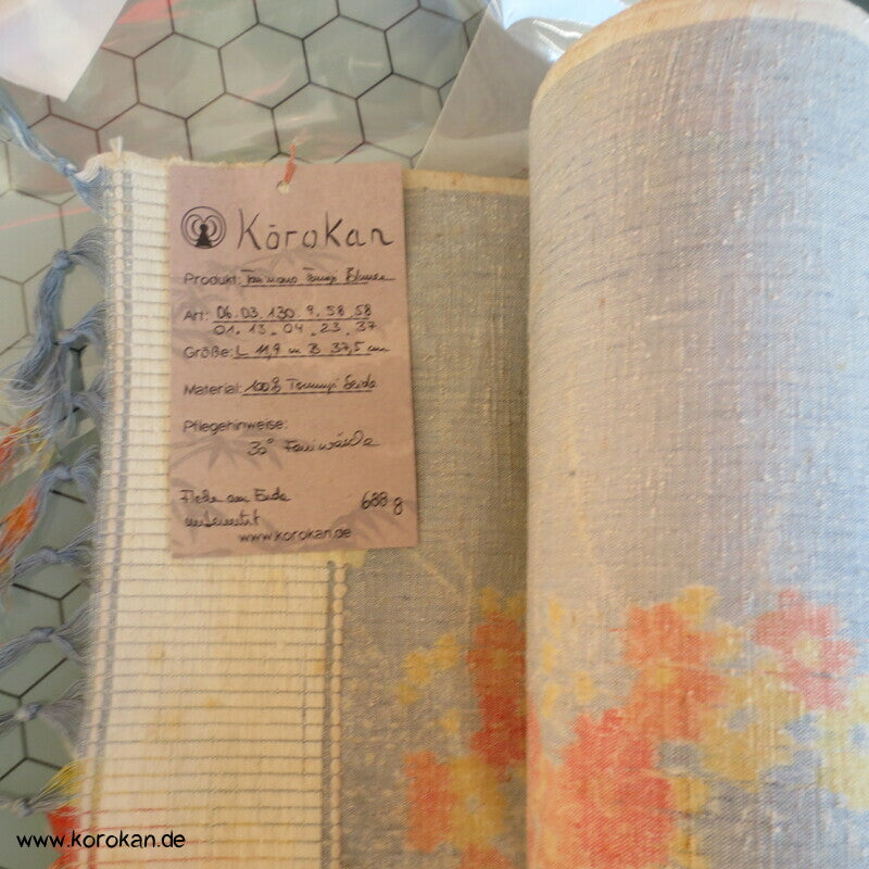 Blüten auf hellblau Kasuri Tsumugi Seide Kimono Stoffrolle
