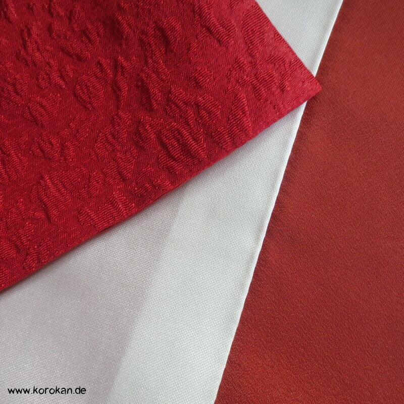 japanischer Ume Blüten auf dunkelrot Chu Furisode - Synthetik, waschbar