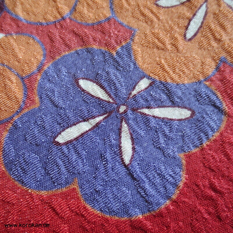 japanischer Ume Blüten auf dunkelrot Chu Furisode - Synthetik, waschbar