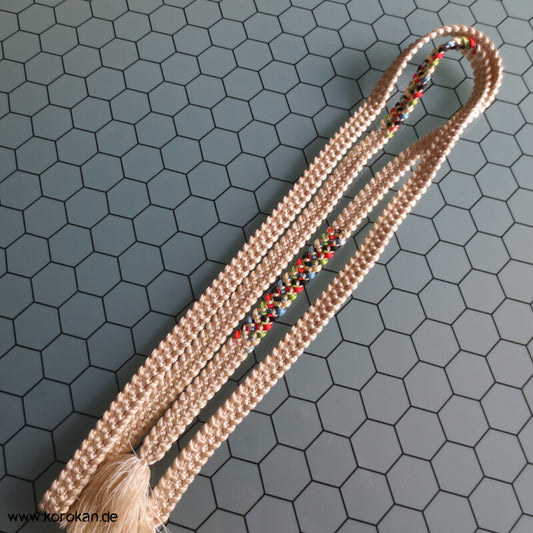 regenbogenbunte Abschnitte auf creme Obijime, geflochten