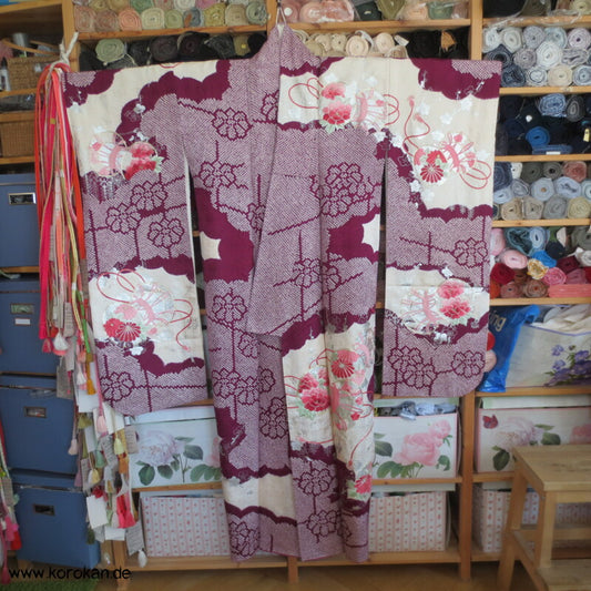 Furisode Kimono Stickerei Päonien auf Trommeln vor Wolken Shibori Seidendamast