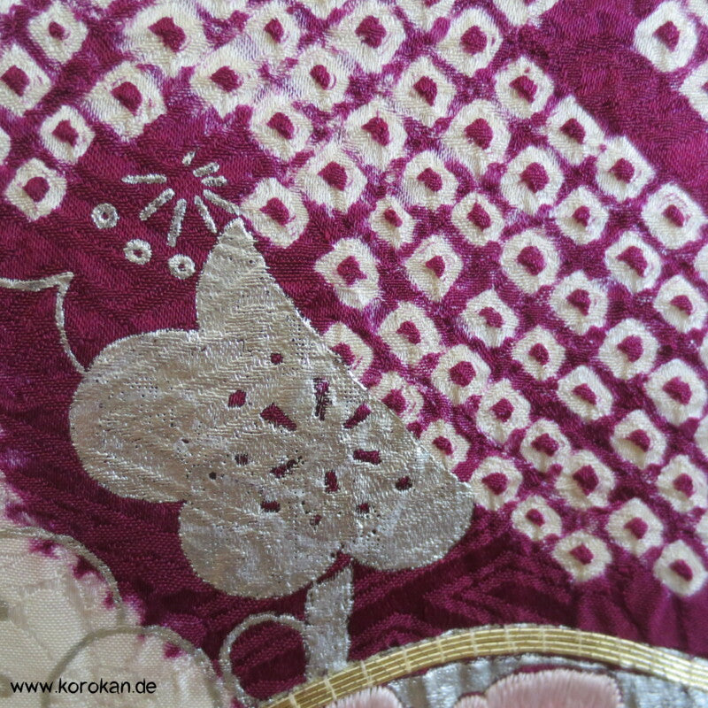 Furisode Kimono Stickerei Päonien auf Trommeln vor Wolken Shibori Seidendamast