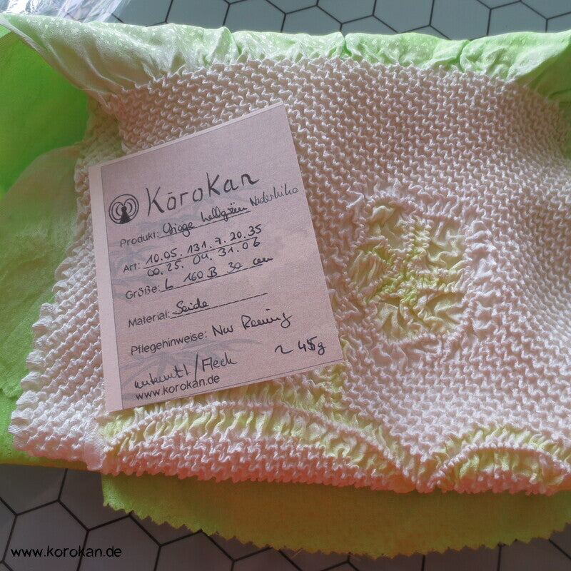 Shibori Blüten auf hellgrün, Schneeflocken Rinzu Seidendamast