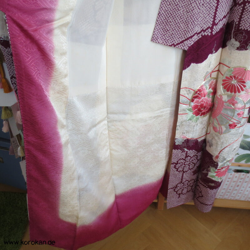 Furisode Kimono Stickerei Päonien auf Trommeln vor Wolken Shibori Seidendamast
