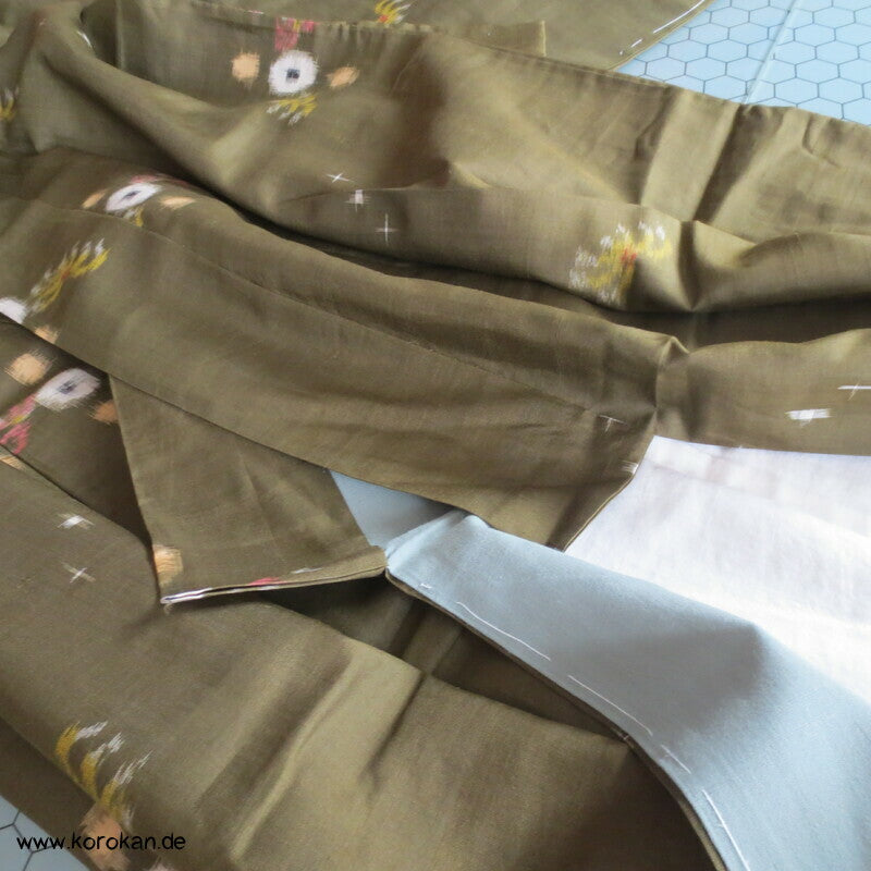 Japan Art Deco Chrysanthemen auf oliv Meisen Seiden Kimono