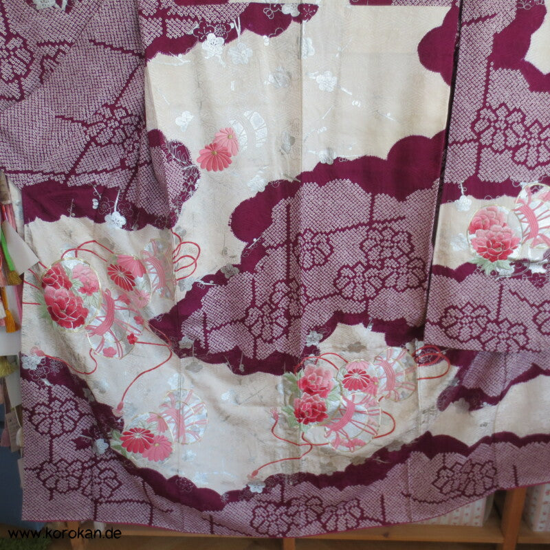 Furisode Kimono Stickerei Päonien auf Trommeln vor Wolken Shibori Seidendamast