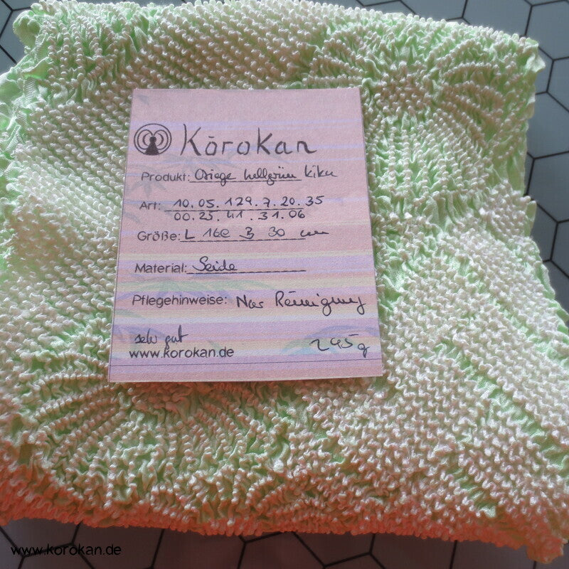 Shibori Kiku auf hellgrün, Diamantblüten Rinzu Seidendamast