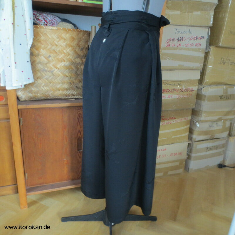 Hakama artige Hose, schwarzer Haori Kimono Seidendamast