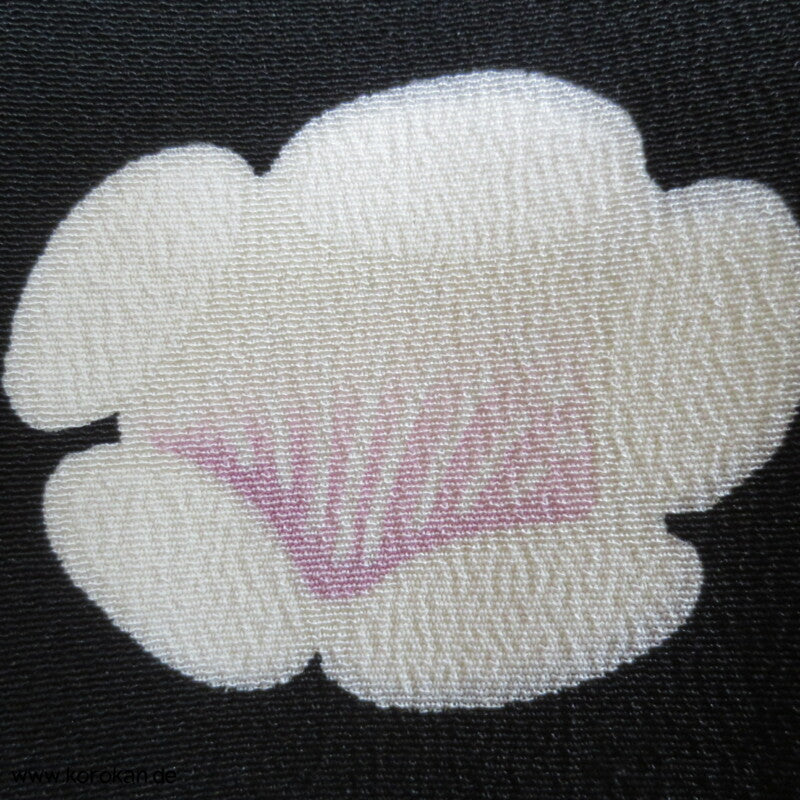 Blüten, Schmetterlinge auf schwarz Komon Kimono