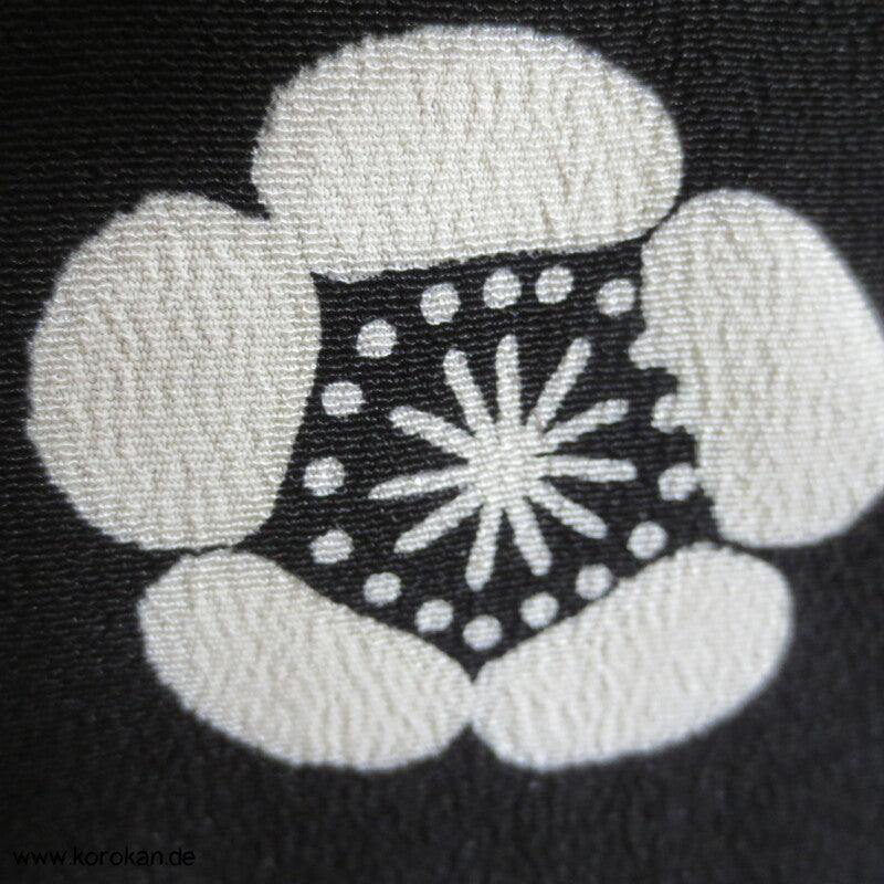 Blüten, Schmetterlinge auf schwarz Komon Kimono