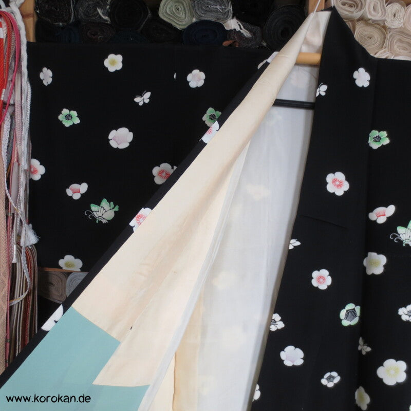 Blüten, Schmetterlinge auf schwarz Komon Kimono