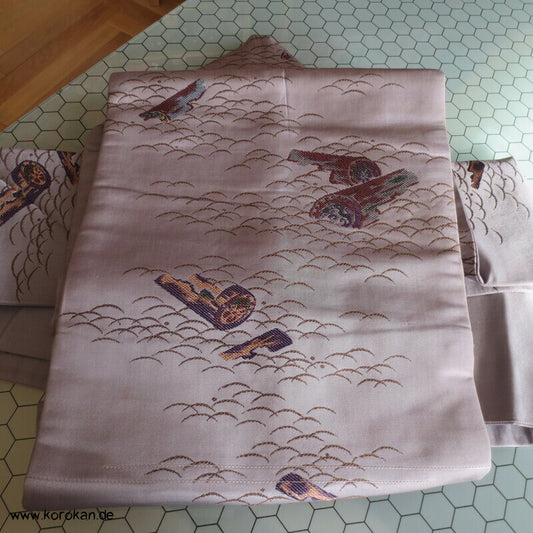 Holzstämme im Strom schwimmend Nagoya Obi