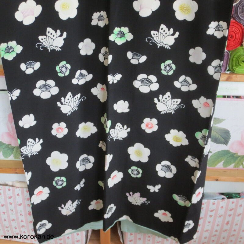 Blüten, Schmetterlinge auf schwarz Komon Kimono