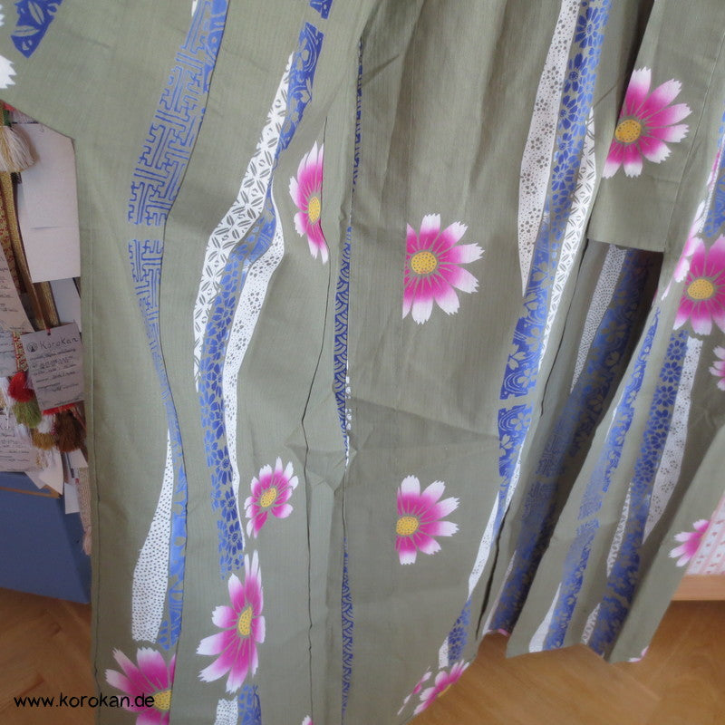 Streifen und Blüten, khaki Yukata, reine Baumwolle