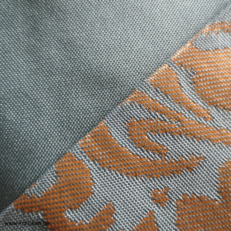 Karakusa Arabesken Nagoya Obi, blassgolden auf hellblau