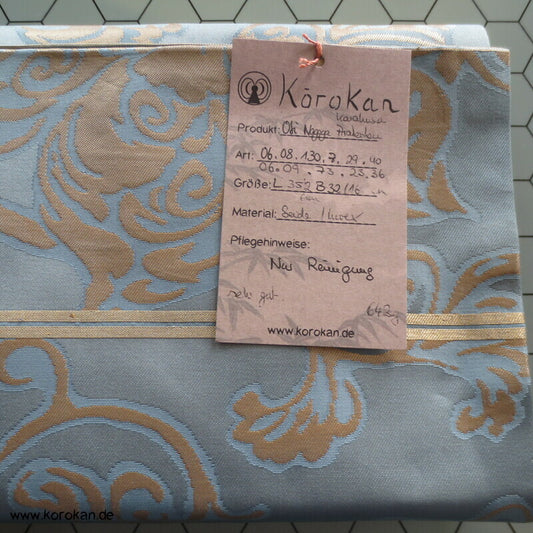 Karakusa Arabesken Nagoya Obi, blassgolden auf hellblau