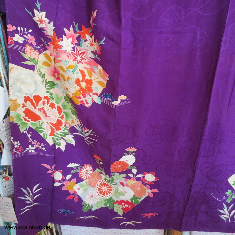 Furisode Seiden Kimono, Murasaki lila, antik, teilbestickt