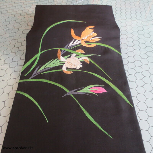 schwarzer Seiden Nagoya Obi, gesticktes Iris Motiv