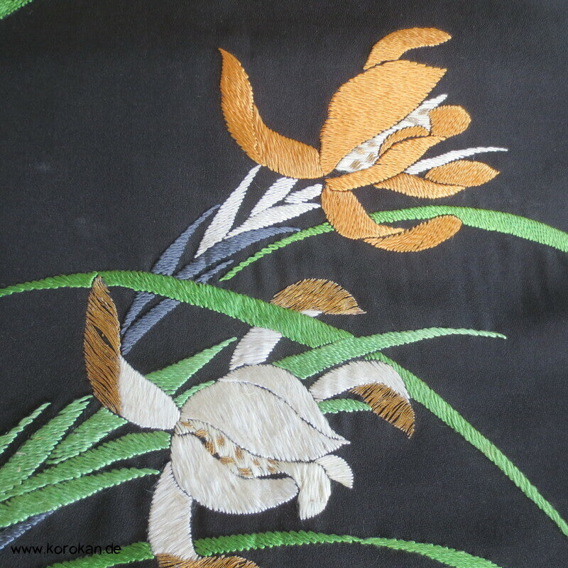 schwarzer Seiden Nagoya Obi, gesticktes Iris Motiv