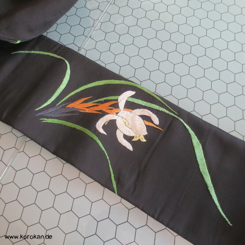 schwarzer Seiden Nagoya Obi, gesticktes Iris Motiv