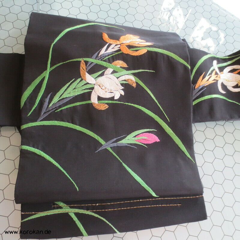 schwarzer Seiden Nagoya Obi, gesticktes Iris Motiv
