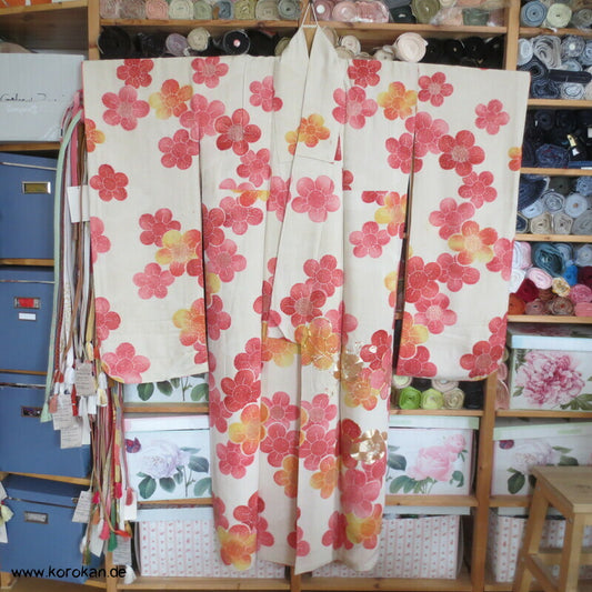 große Blüten, Goldakzente und Stickerei Seidendamast Furisode