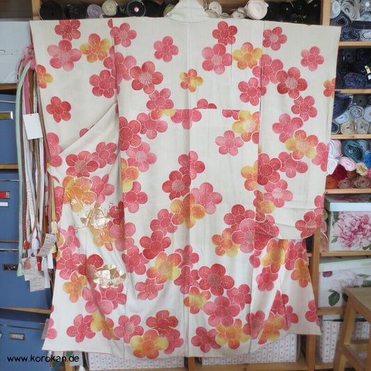 große Blüten, Goldakzente und Stickerei Seidendamast Furisode