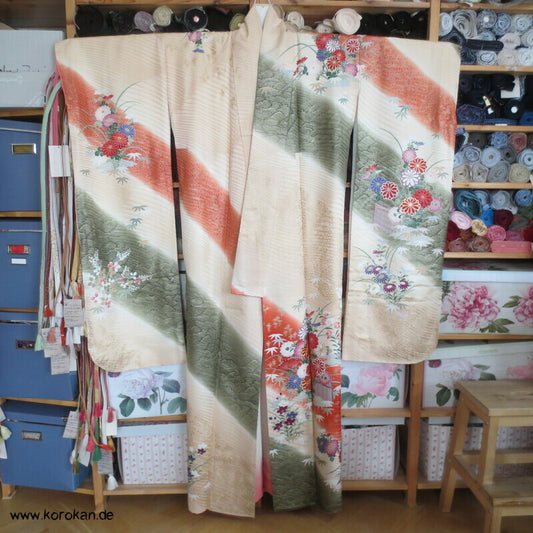 Golddruckmuster auf diagonalen Streifen Seidendamast Furisode Kimono