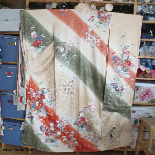 Golddruckmuster auf diagonalen Streifen Seidendamast Furisode Kimono