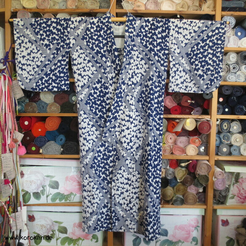 riesige Kiefernnadeln vor Blättern Yukata