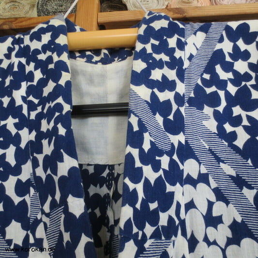 riesige Kiefernnadeln vor Blättern Yukata