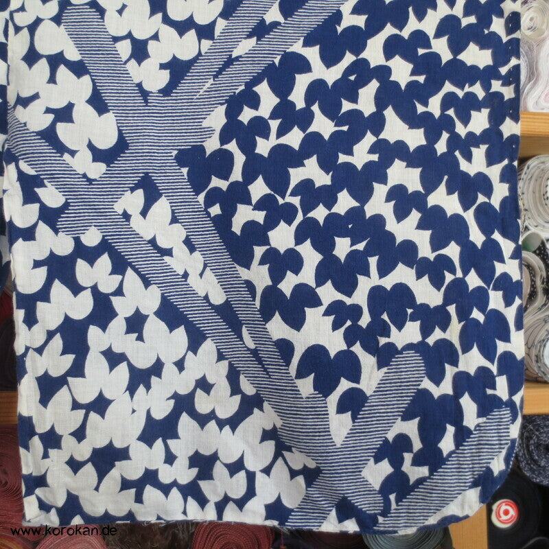 riesige Kiefernnadeln vor Blättern Yukata