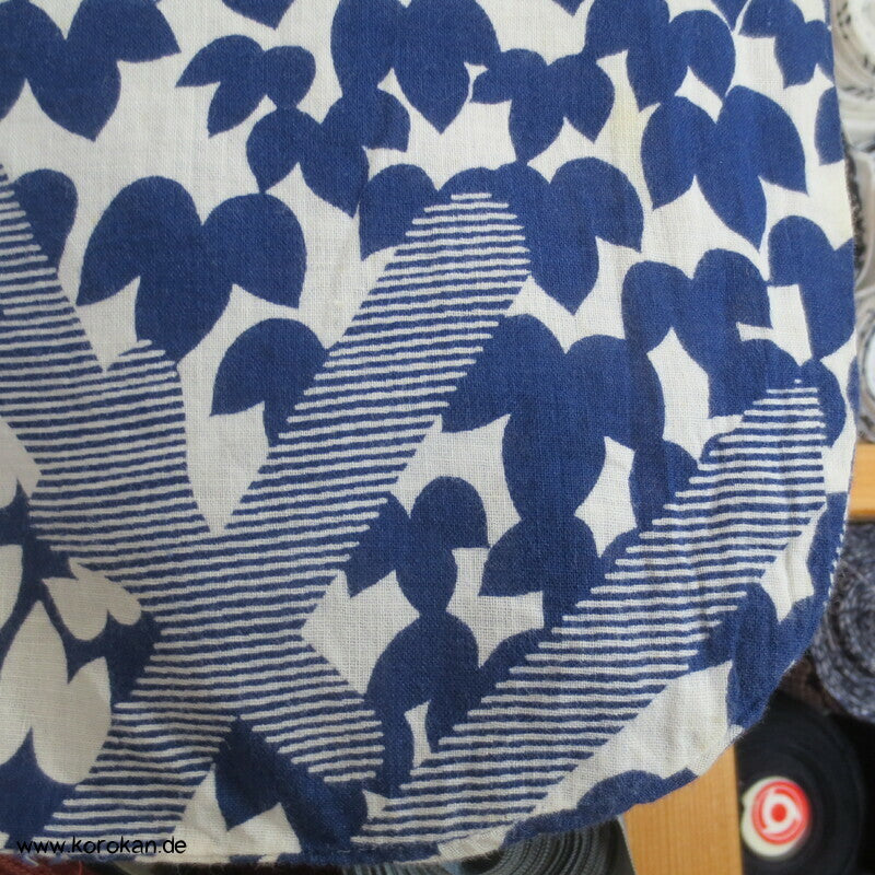 riesige Kiefernnadeln vor Blättern Yukata