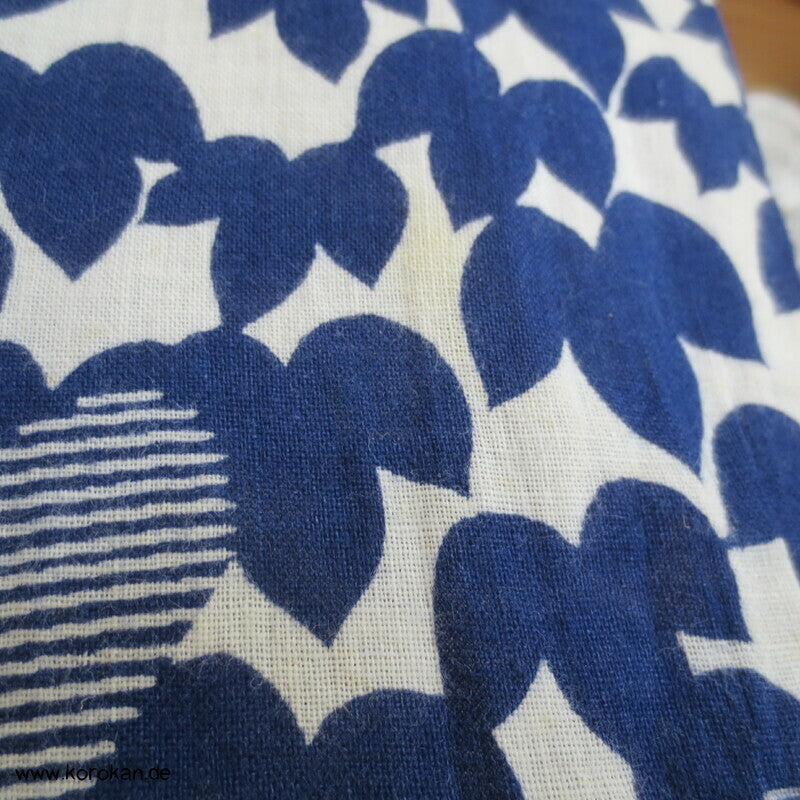 riesige Kiefernnadeln vor Blättern Yukata