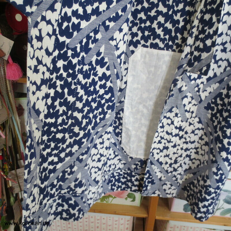 riesige Kiefernnadeln vor Blättern Yukata