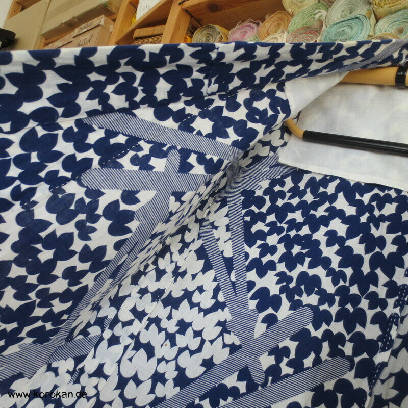 riesige Kiefernnadeln vor Blättern Yukata