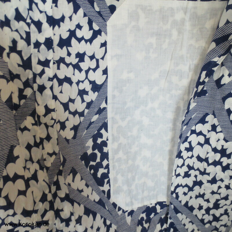riesige Kiefernnadeln vor Blättern Yukata