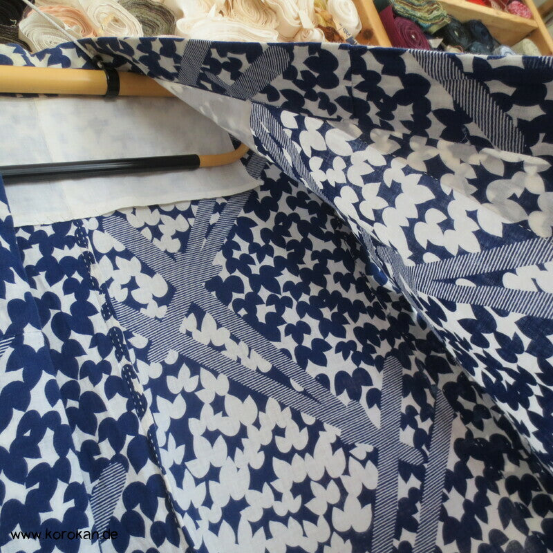 riesige Kiefernnadeln vor Blättern Yukata