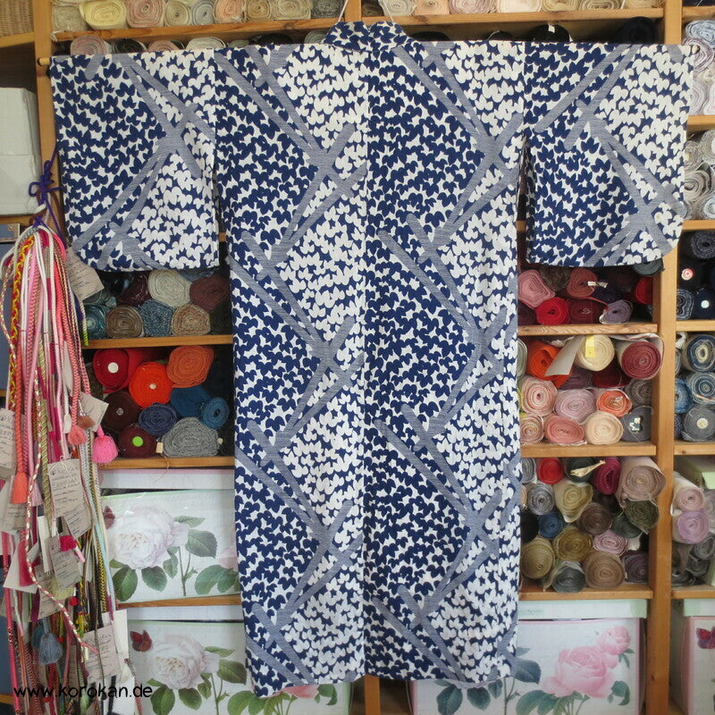 riesige Kiefernnadeln vor Blättern Yukata