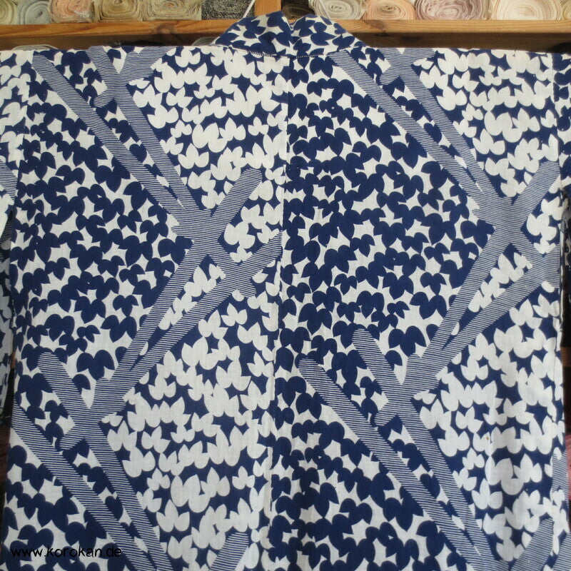 riesige Kiefernnadeln vor Blättern Yukata