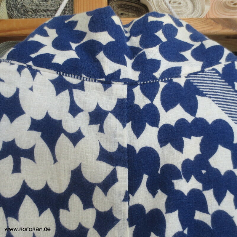 riesige Kiefernnadeln vor Blättern Yukata
