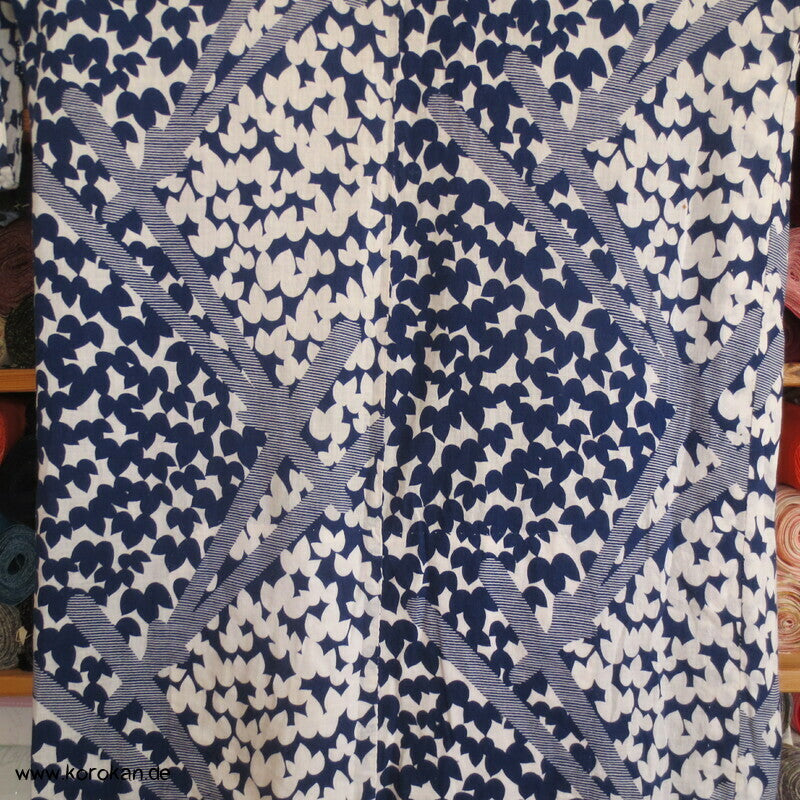 riesige Kiefernnadeln vor Blättern Yukata