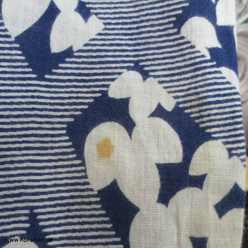 riesige Kiefernnadeln vor Blättern Yukata
