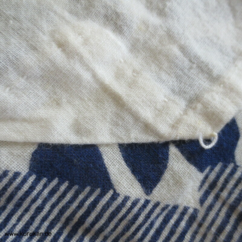 riesige Kiefernnadeln vor Blättern Yukata