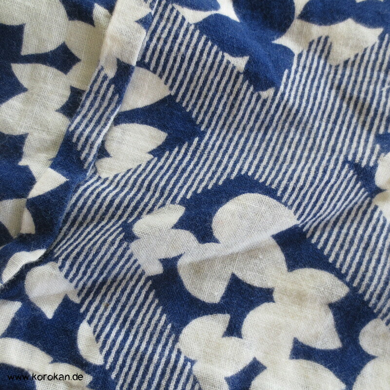 riesige Kiefernnadeln vor Blättern Yukata