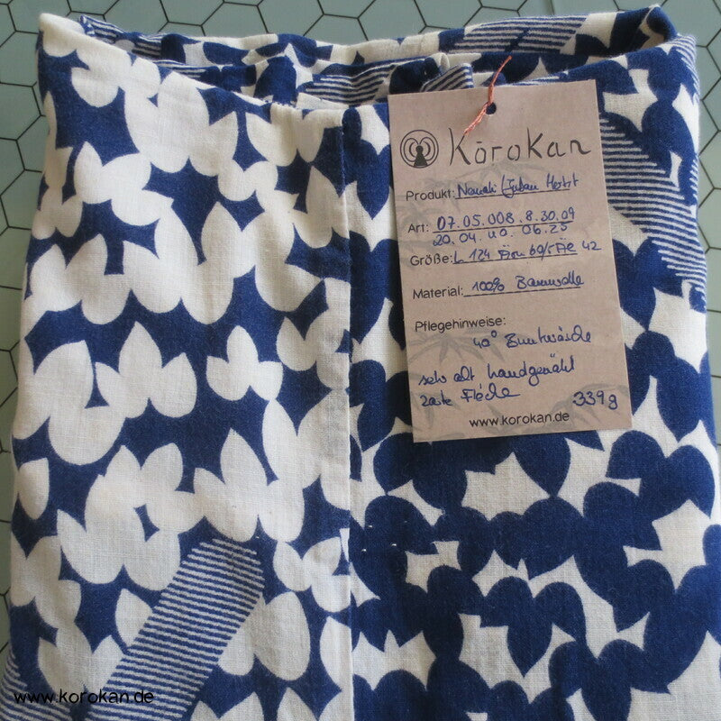 riesige Kiefernnadeln vor Blättern Yukata